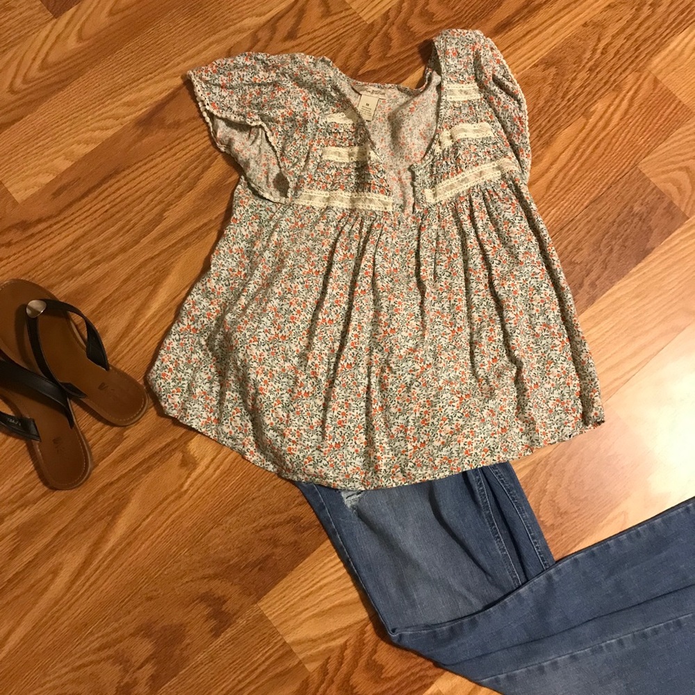 Casual floral blouse with lace detail